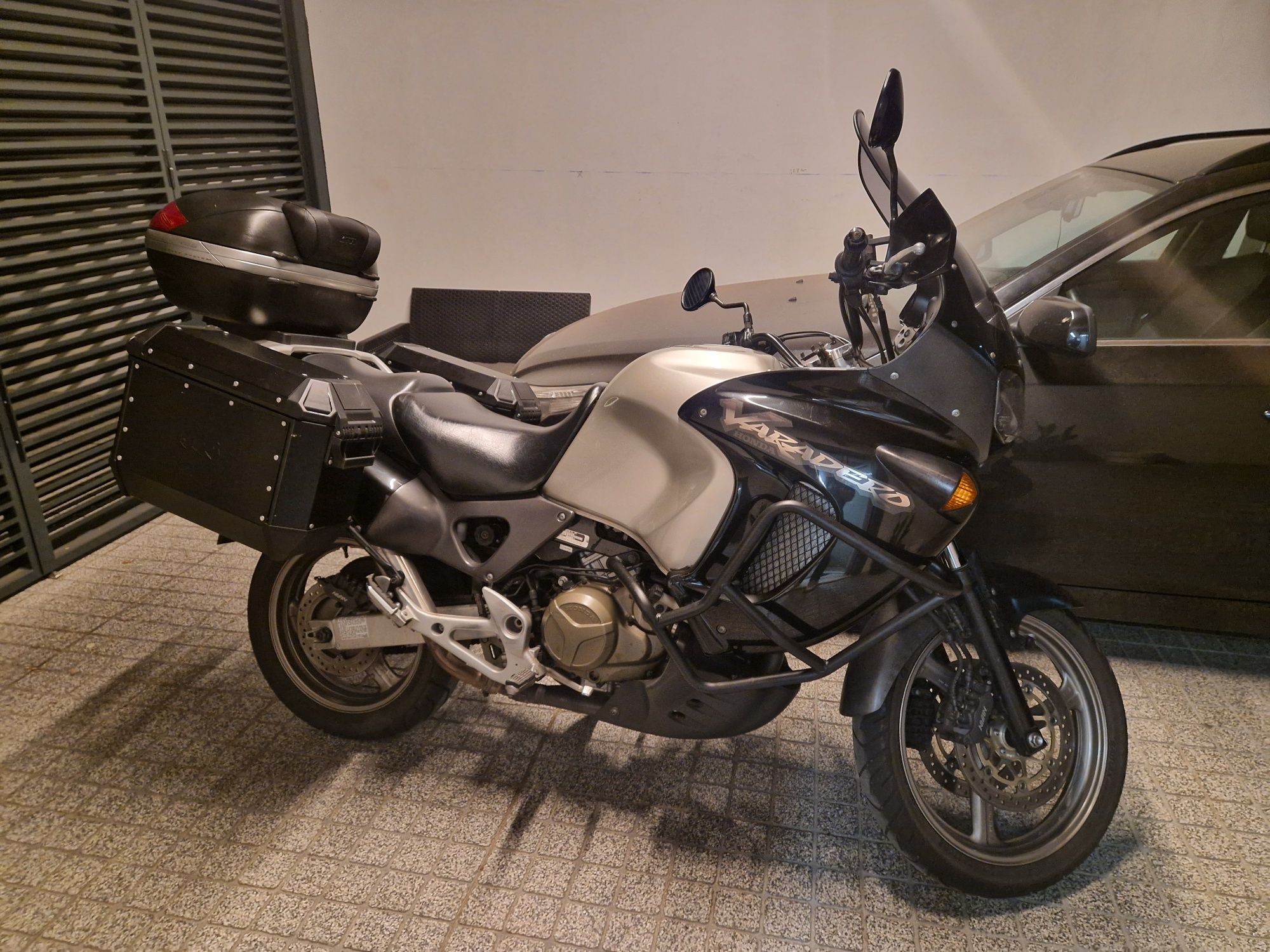 Honda Varadero 1000 com 50 mil km, ótimo estado.