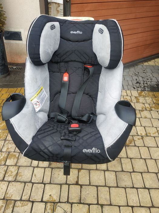 Автомобільне дитяче крісло Evenflo є два в гарному стані