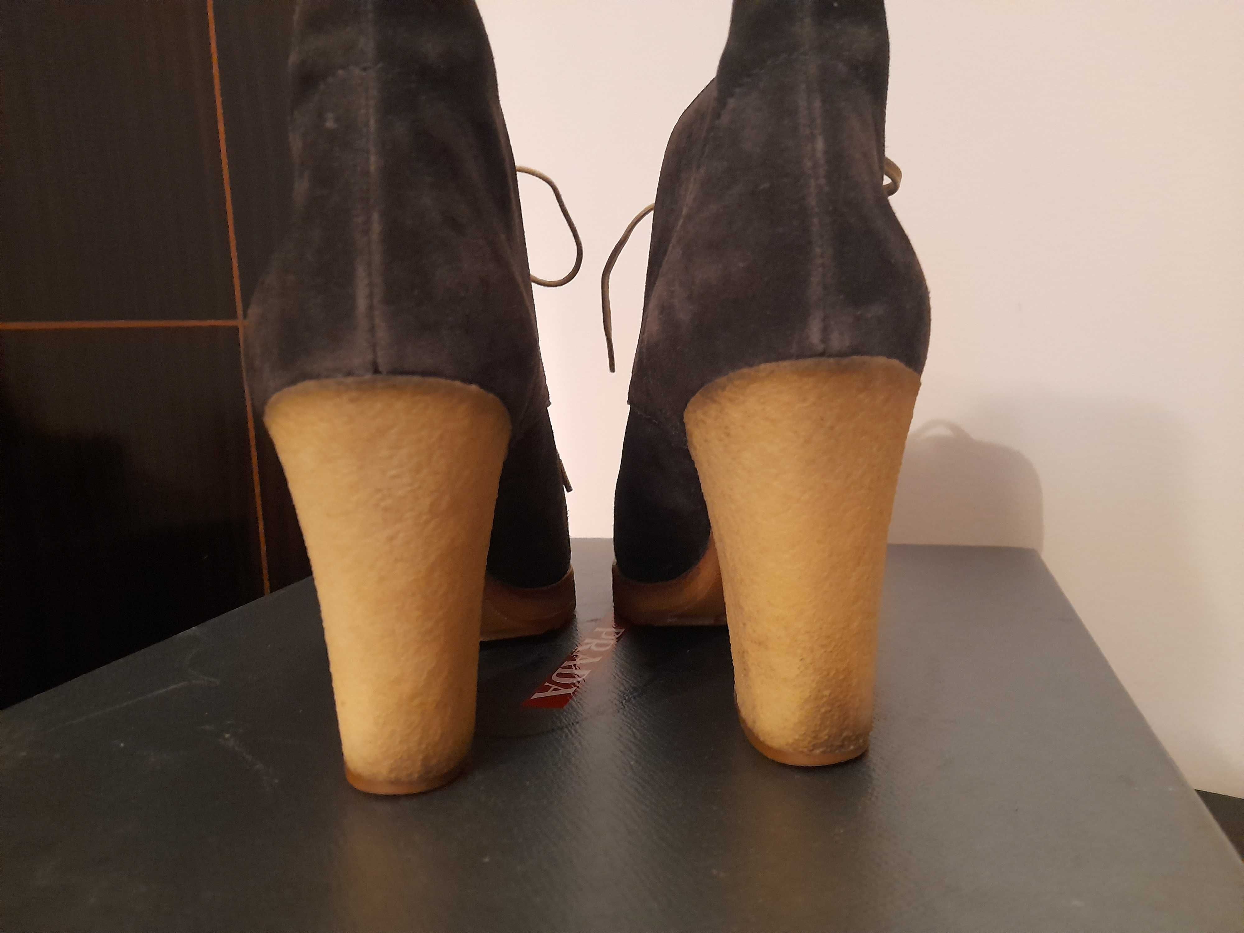 Botins com atacadores em camurça, marca Prada, 36/37