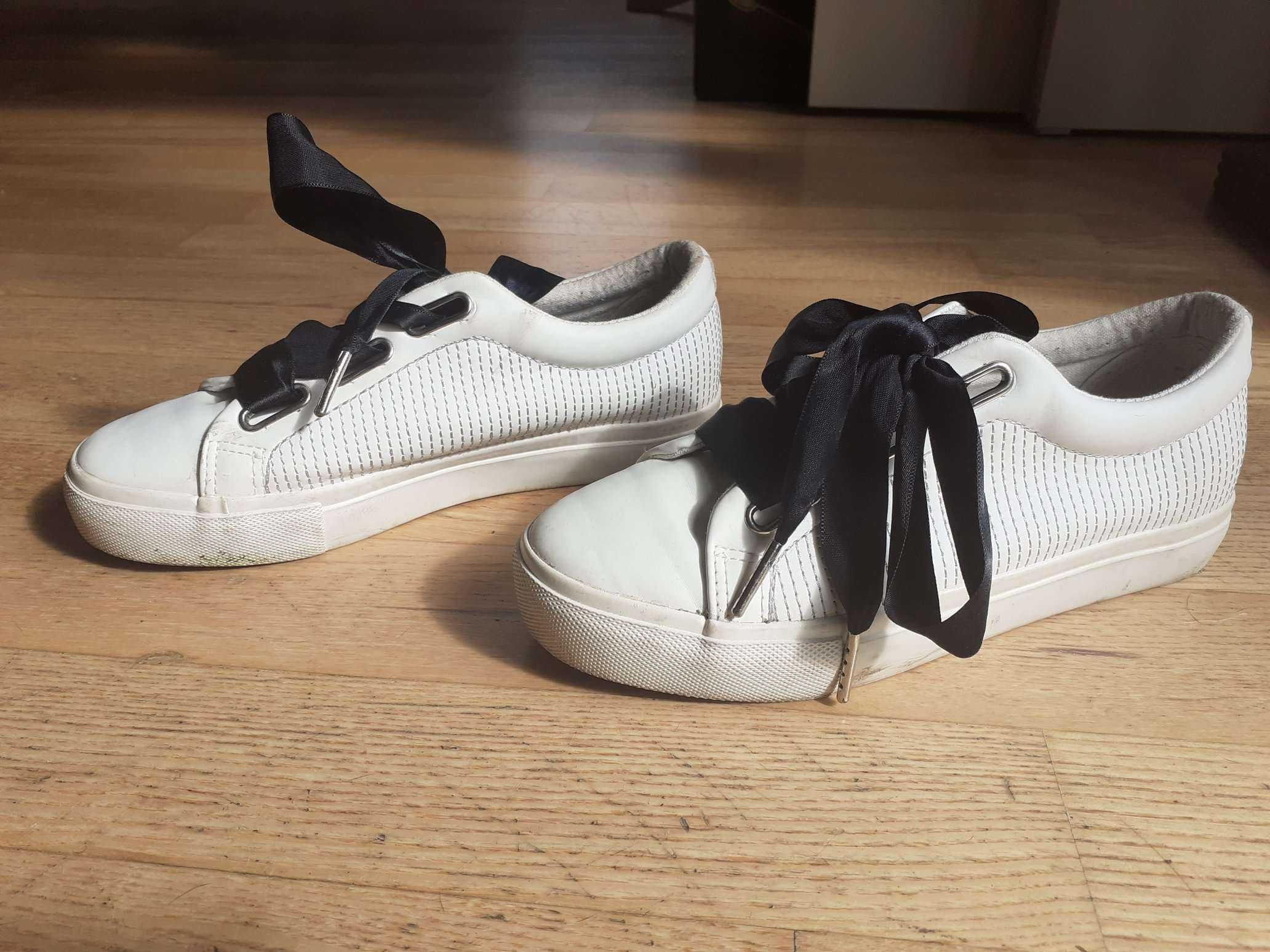 Białe buty SINSAY rozmiar 36 trampki tenisówki czarne wstążki