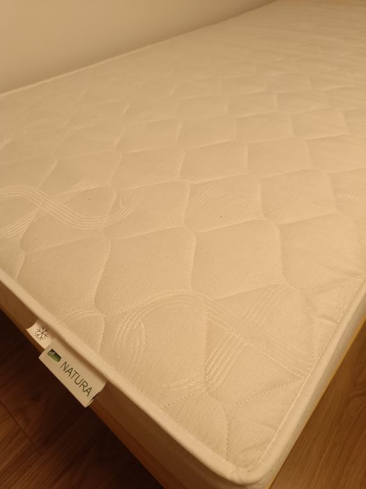 Łóżko jednoosobowe z materacem