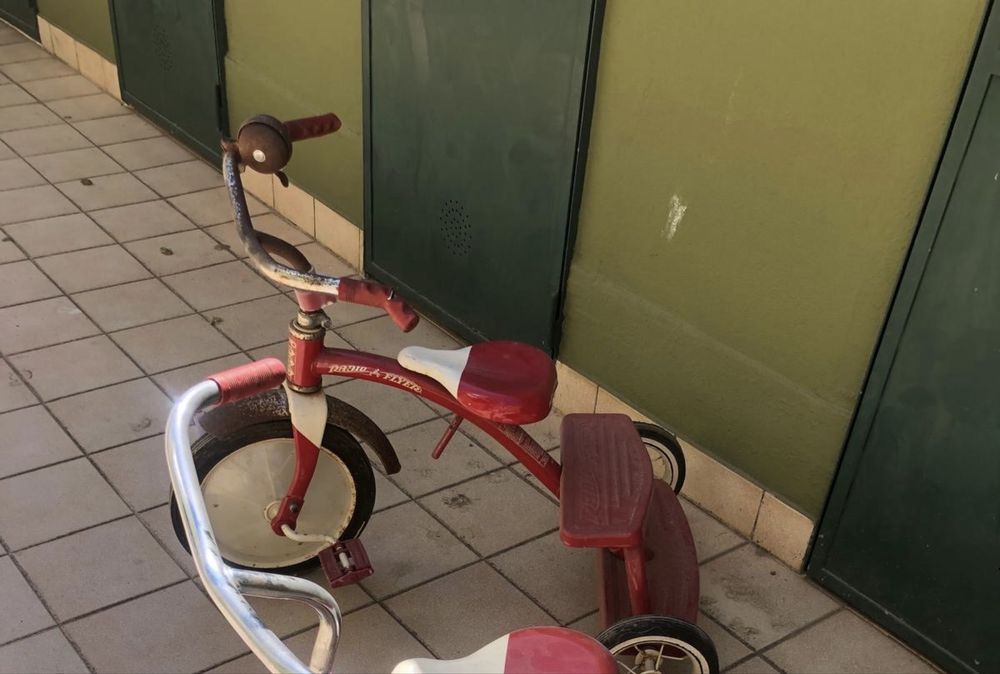Triciclo radio Flyer duplo degrau