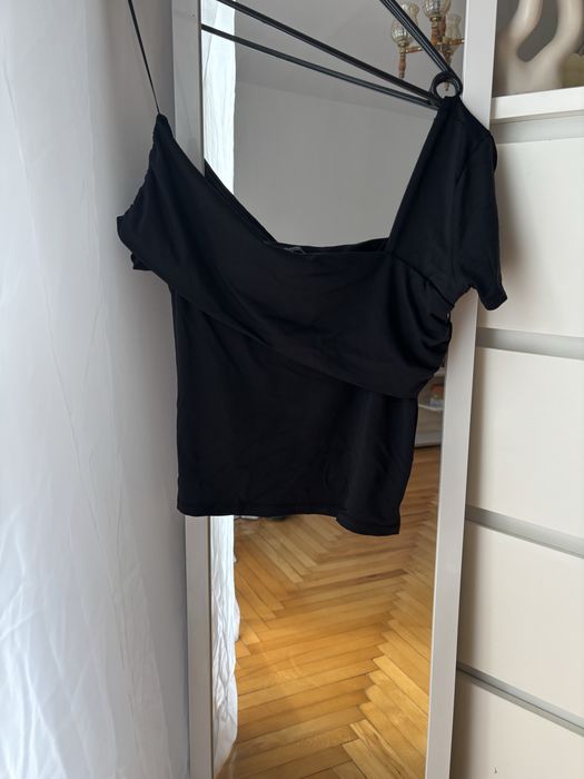 Czarna asymetryczna bluzka L stradivarius