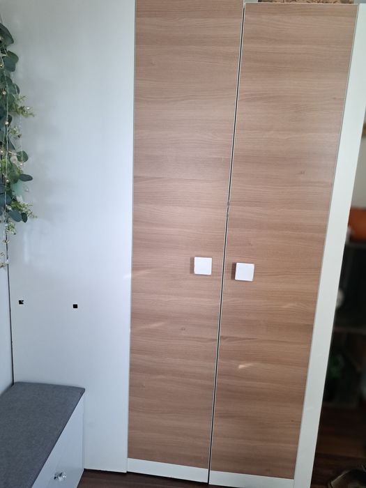 Duża szafa garderoba z lustrem wieszakami i półkami ba buty