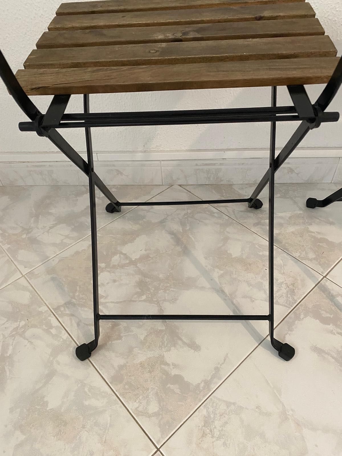 Mesa com duas cadeiras