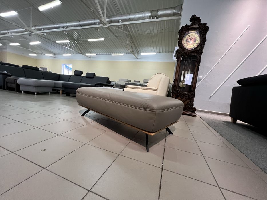 Великий шкіряний пуфік на ніжках