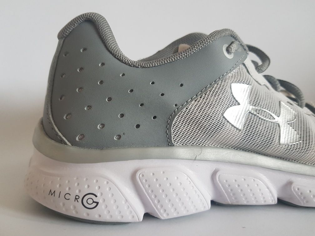 Buty UNDER ARMOUR

Ua Micro G Assert 6 
Damskie r 38 24 cm