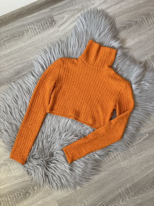 pomarańczowy , fakturowany crop top z golfem marki Bershka.