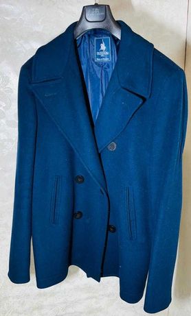 Чоловіче синє пальто, створене з водовідштовхуючою тканини.