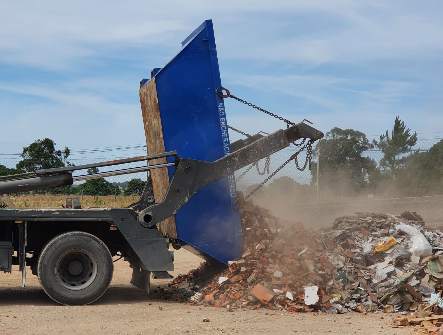 Recolhemos todo o tipo de entulho de resíduos urbanos e industriais