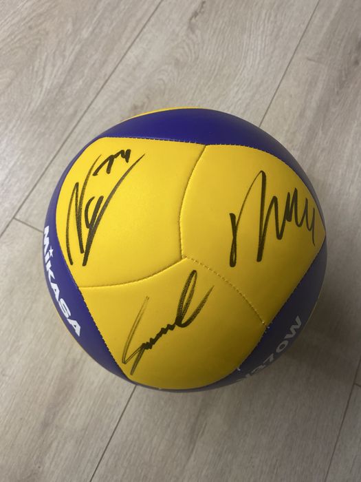 Piłka Mikasa z podpisami reprezentacji Polski w siatkówkę