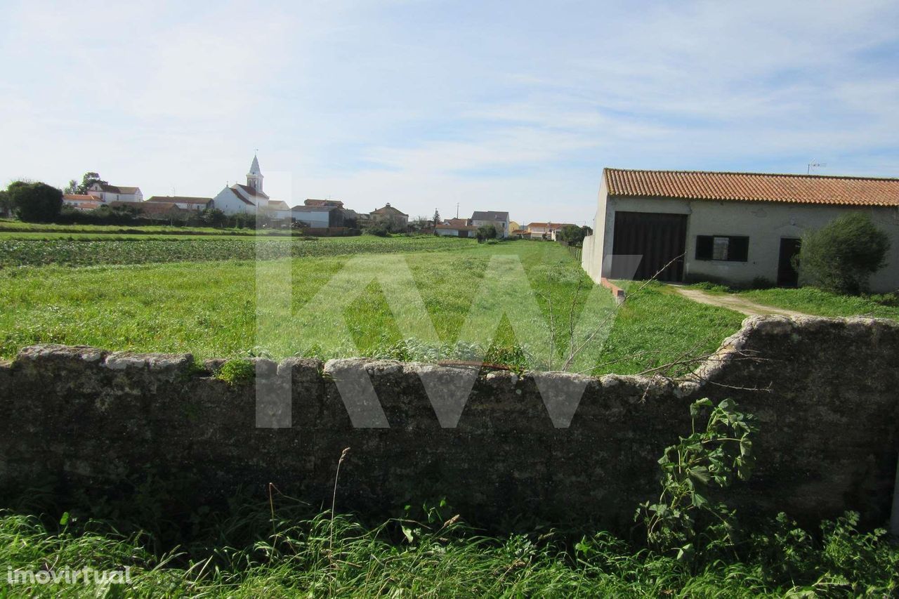 Terreno para construção com casa em ruínas e duas frentes