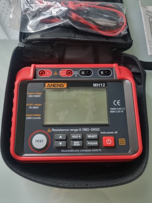 Cyfrowy miernik rezystancji izolacji.