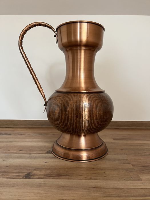 Antyczny miedziany dzban dekoracyjny – duży, ręcznie wykonany (57 cm)