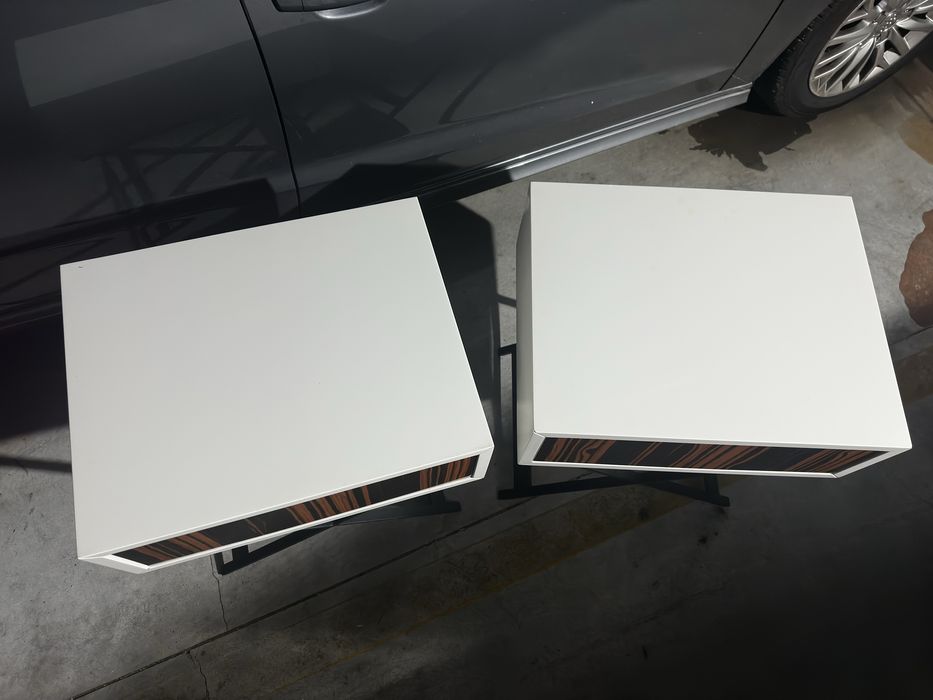 Duas mesinhas cabeceira como novas