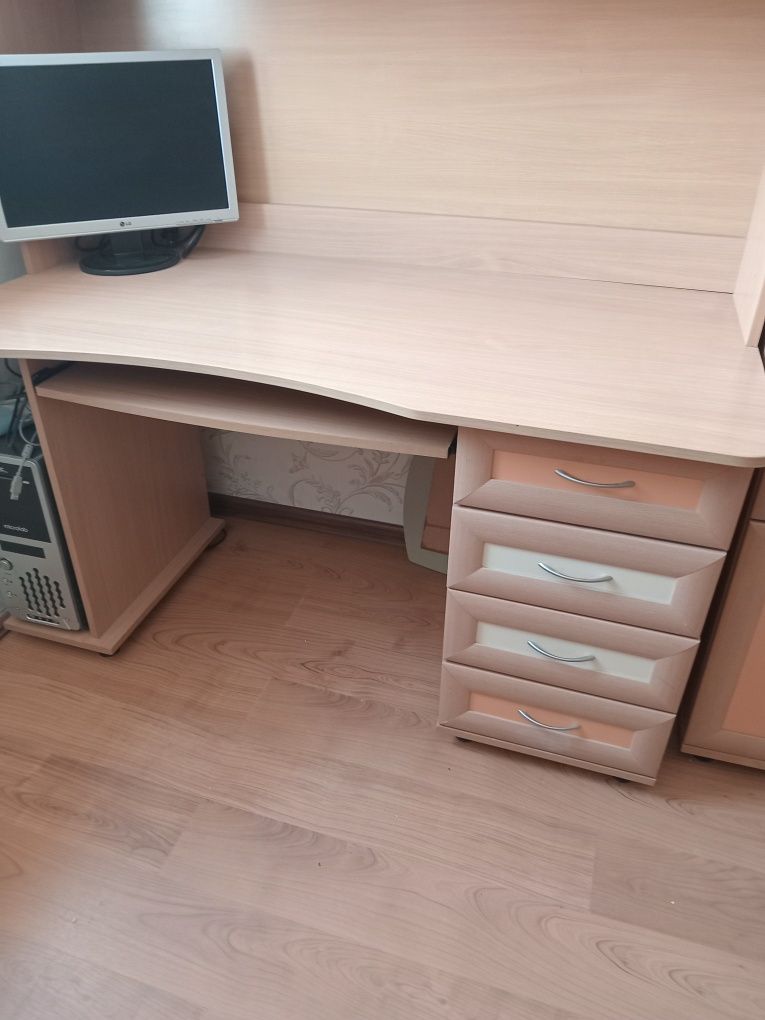 Продам детскую стенку  и диван за 11 000 грн
