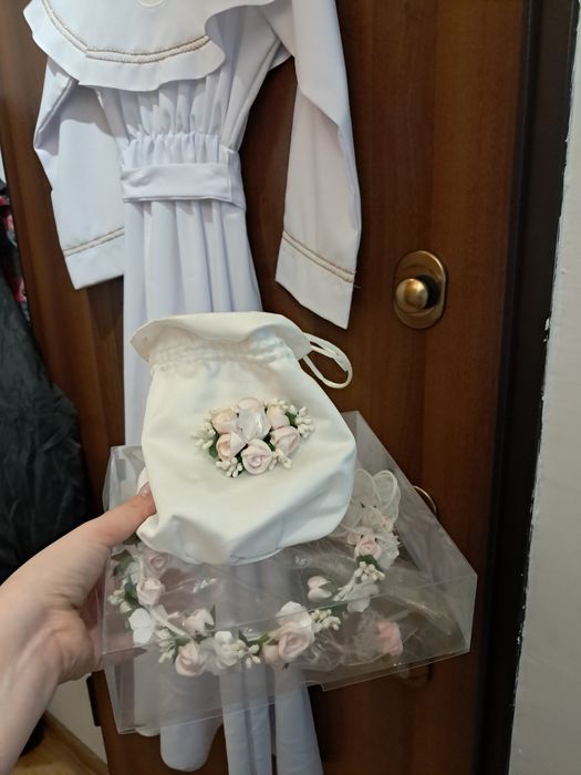 Alba komunijna plus dodatki dla wysokiej dziewczynki