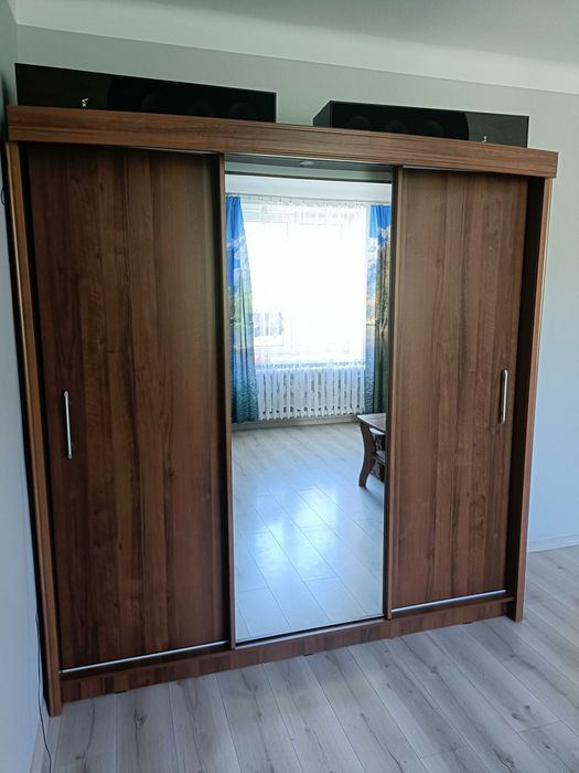 Szafa trzy drzwiowa