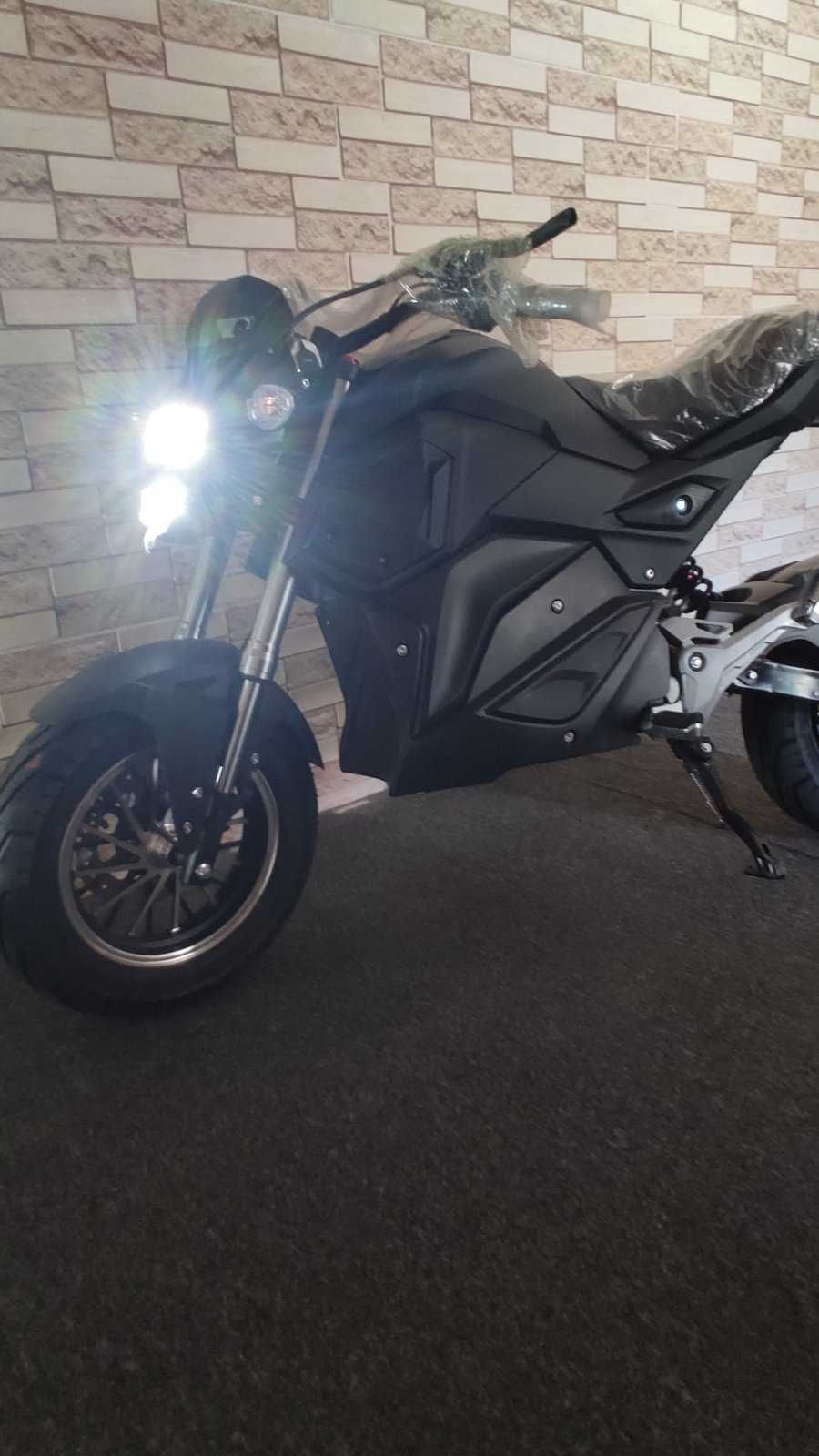 Электромотоцикл M20, 2000 W, 72V20Ah запас хода 45км.