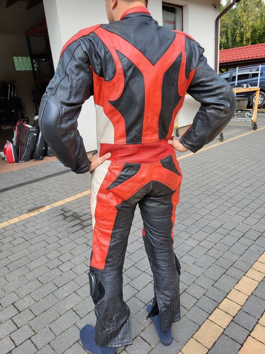 Prawdziwa czerwona skóra na motocykl, motor, jednoczęściowy kombinezon