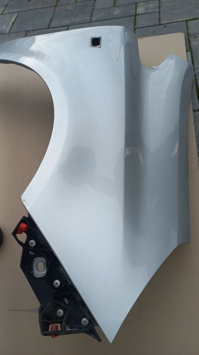 Opel Corsa d blotnik przedni prawy srebrny z157