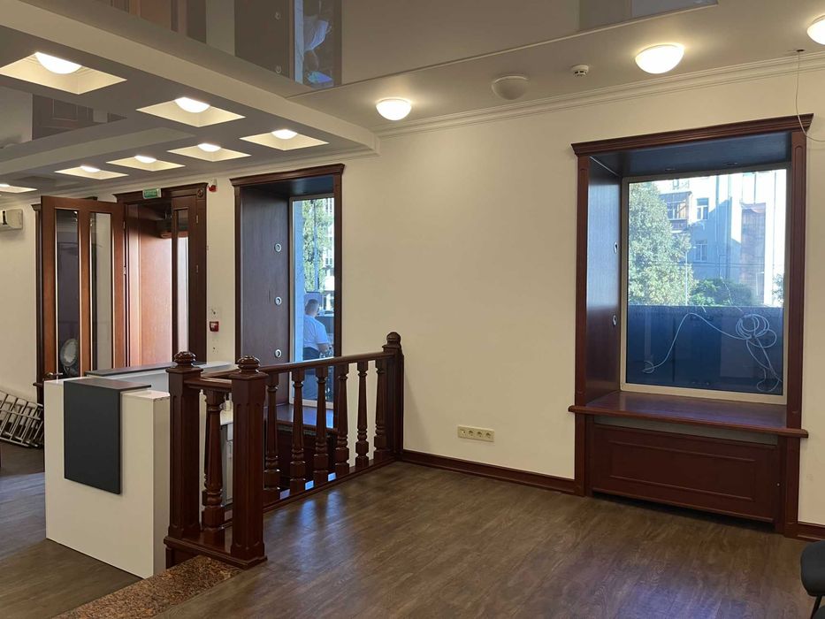 Оренда ФАСАДНОГО  приміщення 140 м., окремий вхід, Саксаганського13/42