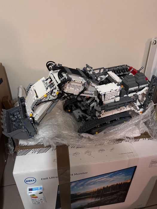 Конструктор LEGO Technic Екскаватор Liebherr R 9800 42100