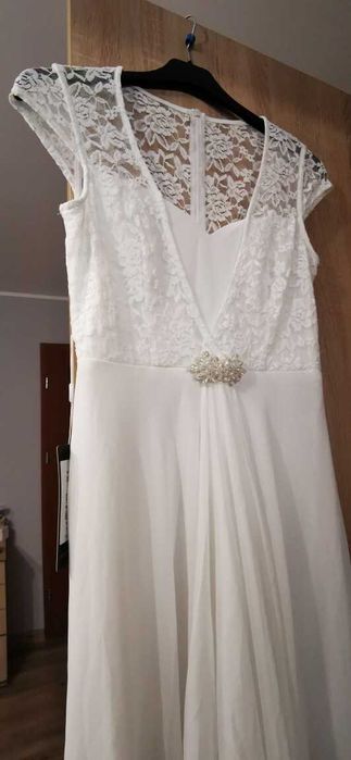 Biała delikatna suknia ślubna