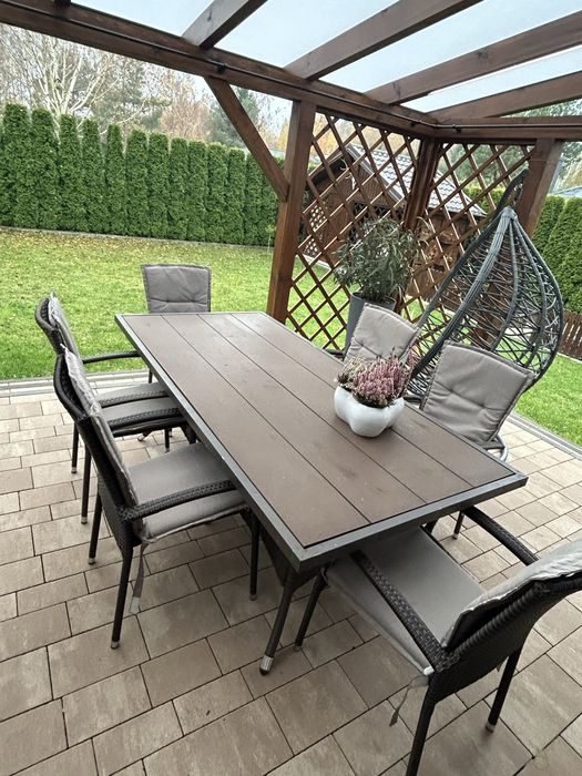 Sprzedam komplet mebli ratanowych ( stoł+6 krzeseł i poduchy)