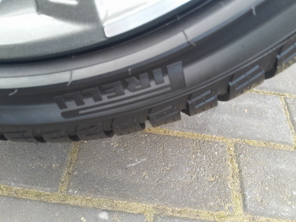 Jak nowe oryginalne 18 calowe koła zimowe audi a3 8Y Pirelli