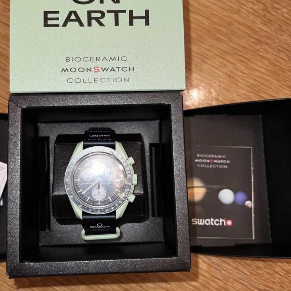 SO33G100 Earth - Omega x Swatch W Hołdzie Planecie