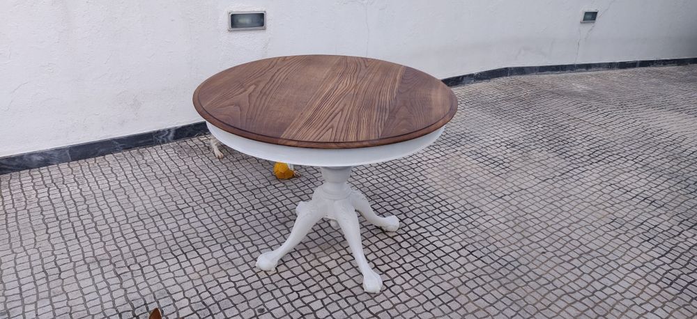 Mesa redonda restaurada