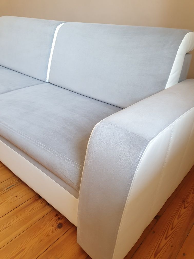 Szara sofa 3-osobowa rozkładana