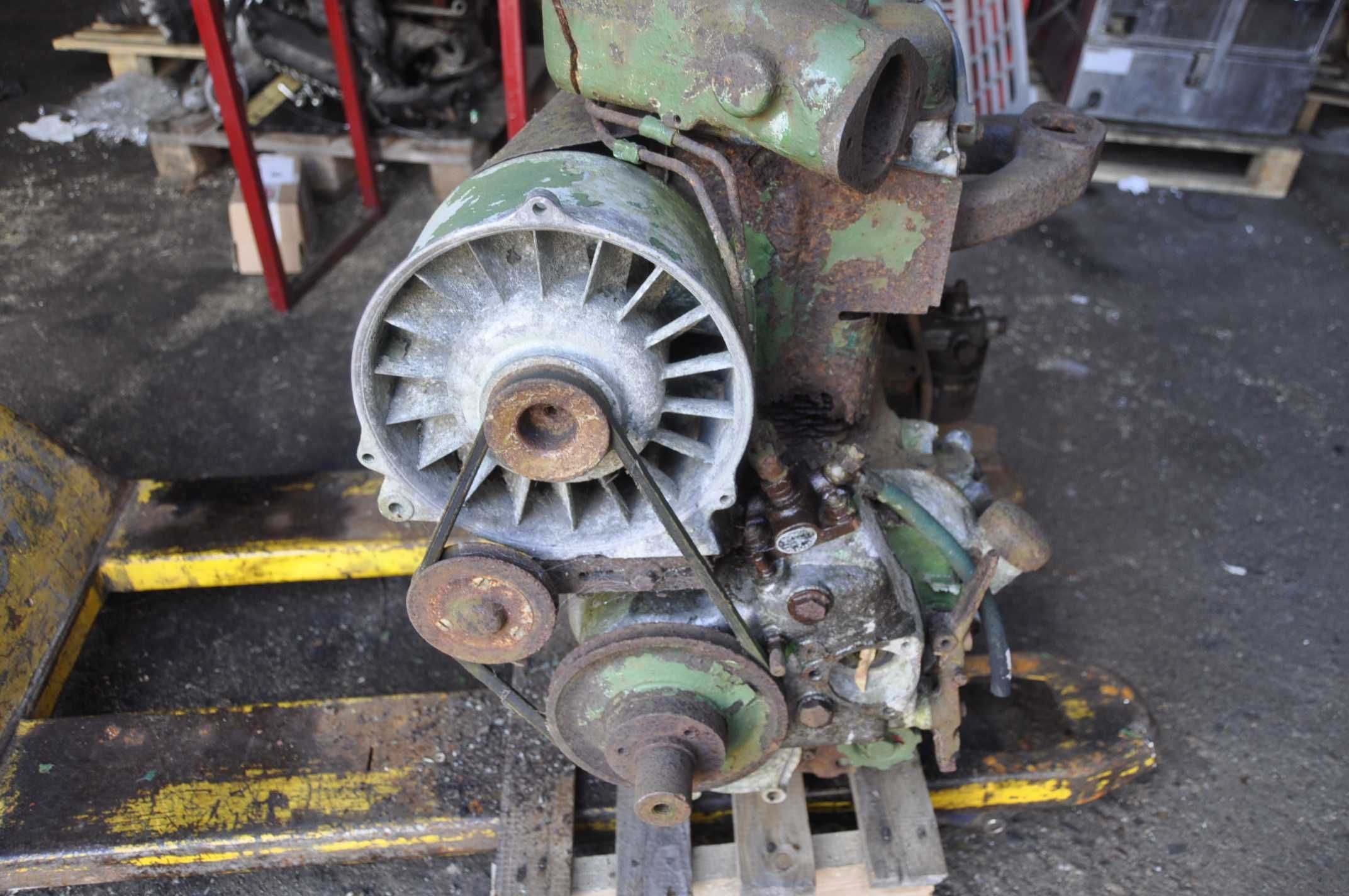 Stary silnik deutz 2 cylindry z przekładnią hBW 10-2R z łódki