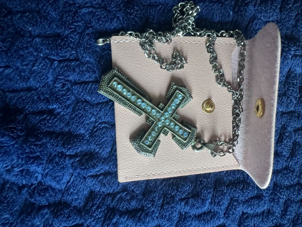 Łańcuszek z krzyżykiek w etui ze skory ekologicznej
