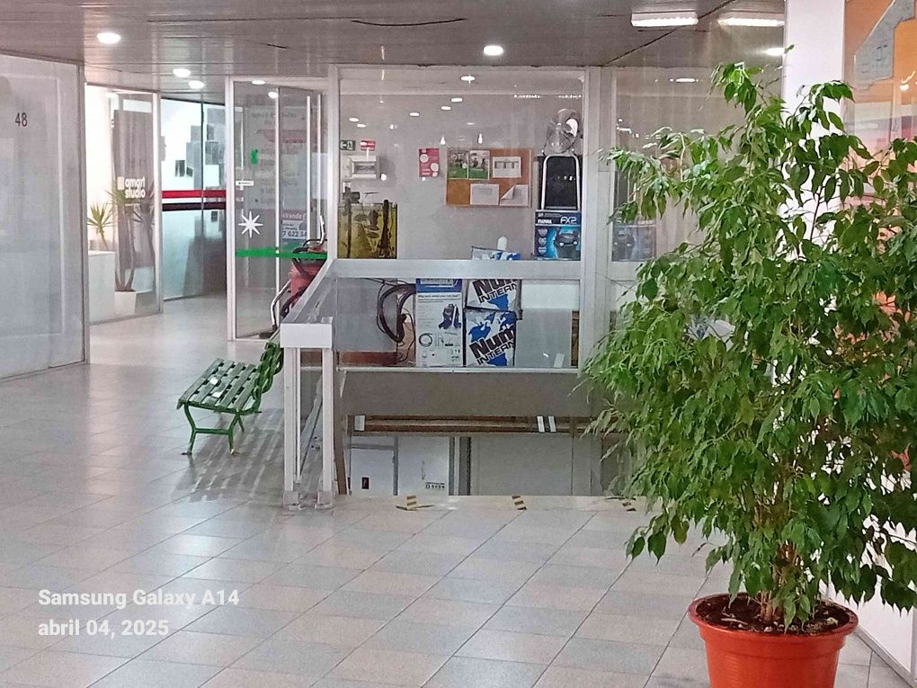 Loja de 22m² em centro comercial  almada