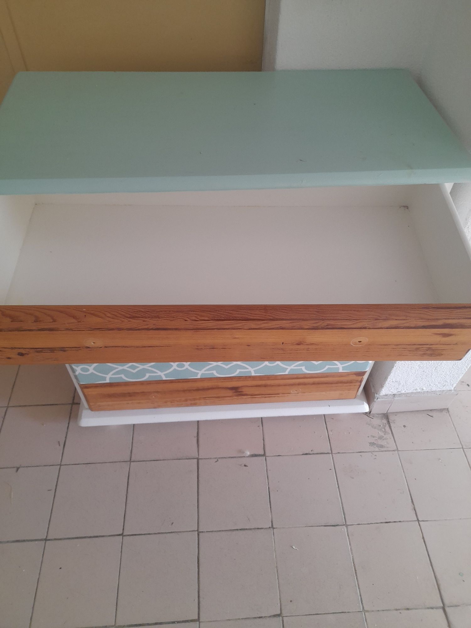 Cómoda madeira maciça usada.