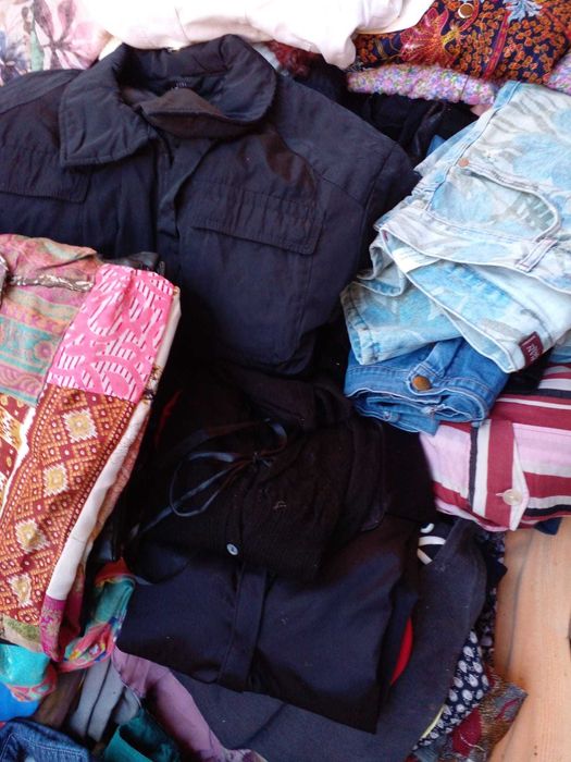 Lote 200 Peças de Roupa