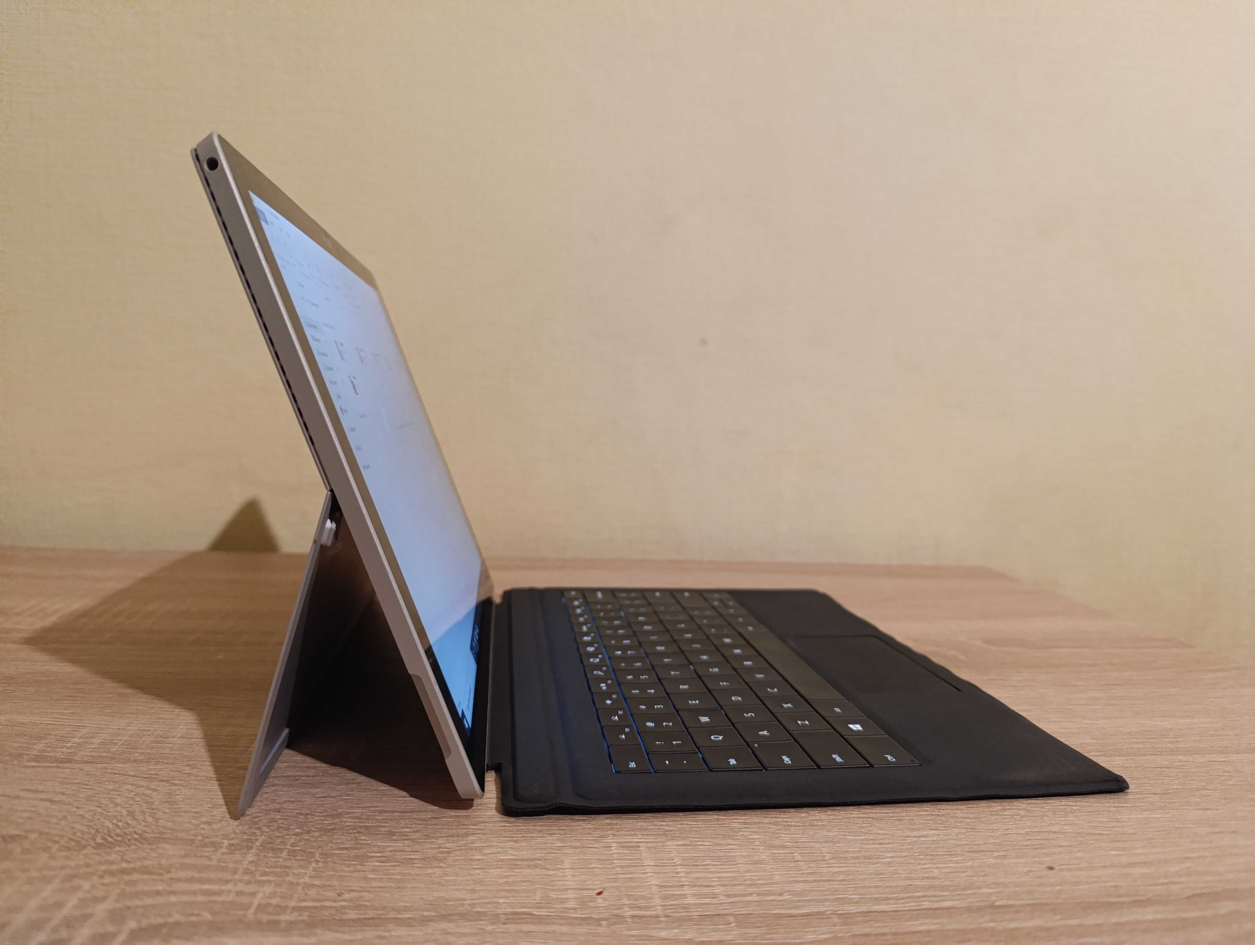 Microsoft Surface Pro 4 / i7-6650U /8 RAM / 256 SSD / QHD+ IPS 12.5"