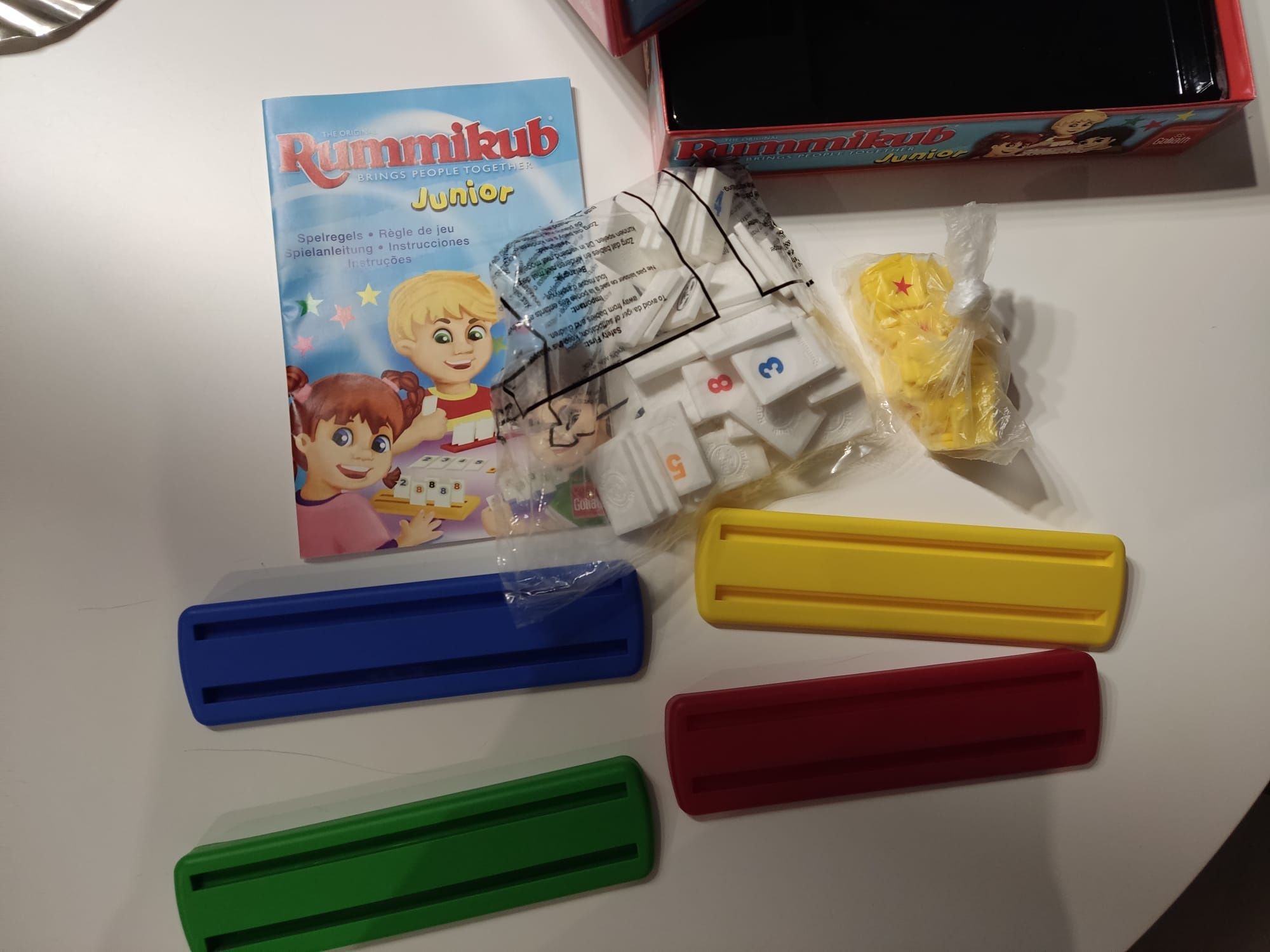 Jogo de tabuleiro Rummikub Junior para crianças dos 4 aos 10 anos