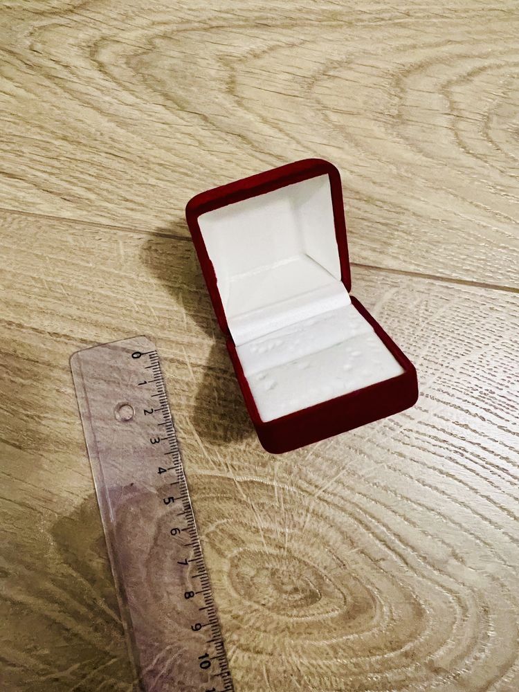 Welurowe pudełko prezentowe na biżuterię