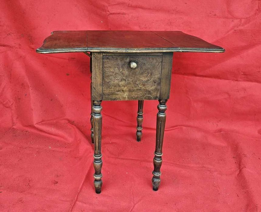 Mesa holandesa com abas e gavetas