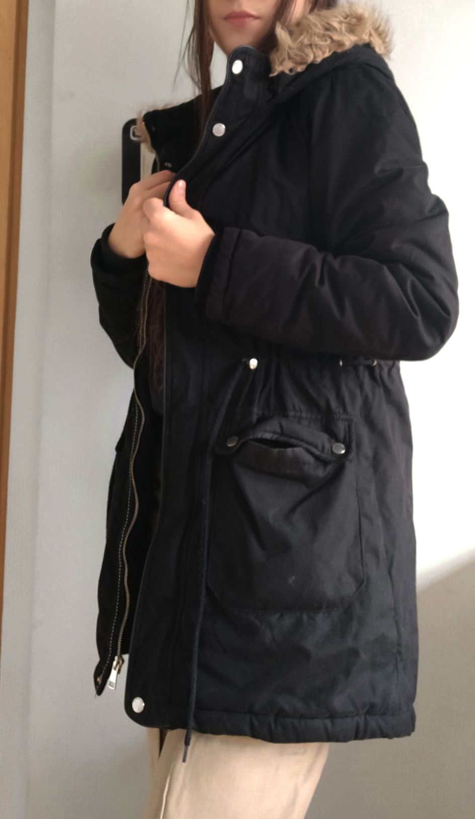 Czarna ciepła zimowa kurtka z kapturem z futerkiem z pojemnymi kieszen