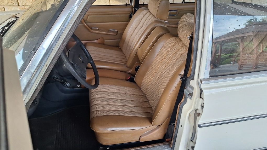 Ładny 50-letni mercedes w115