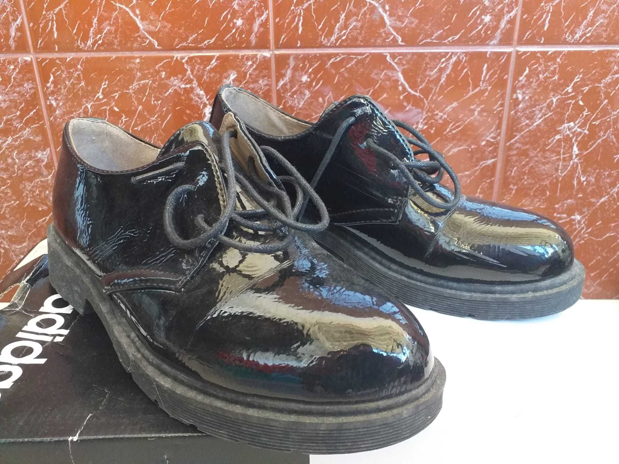 Sapato preto de de verniz senhora