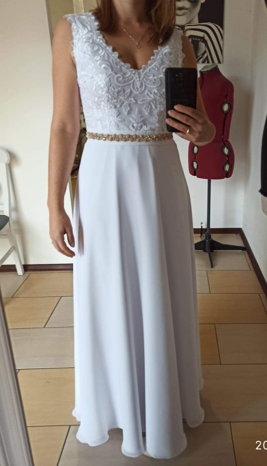 Suknia ślubna biała z lekkim dekoltem w kształcie litery V
