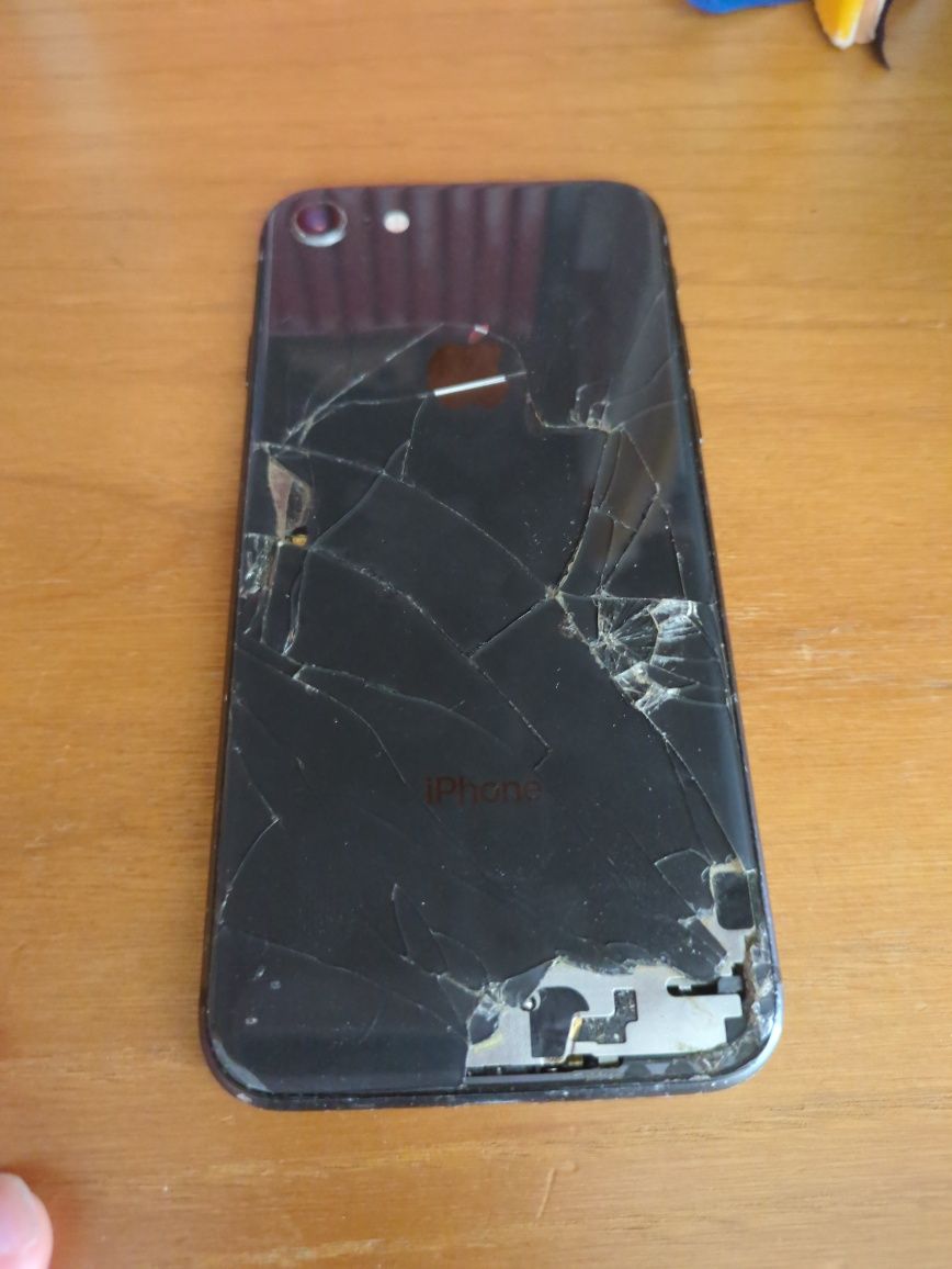 iPhone 8 com ecrã partido