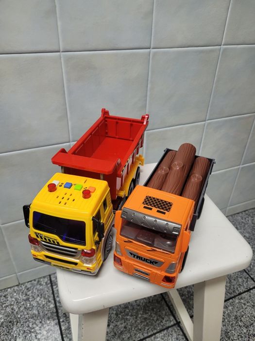 Dois carrinhos de brinquedo em bom estado