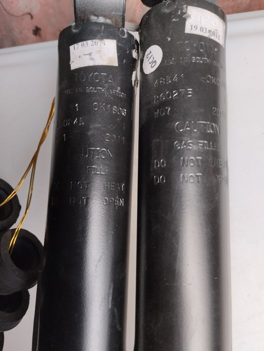 Toyota Hilux. Тойота Хайлюкс. Задні амортизатори.