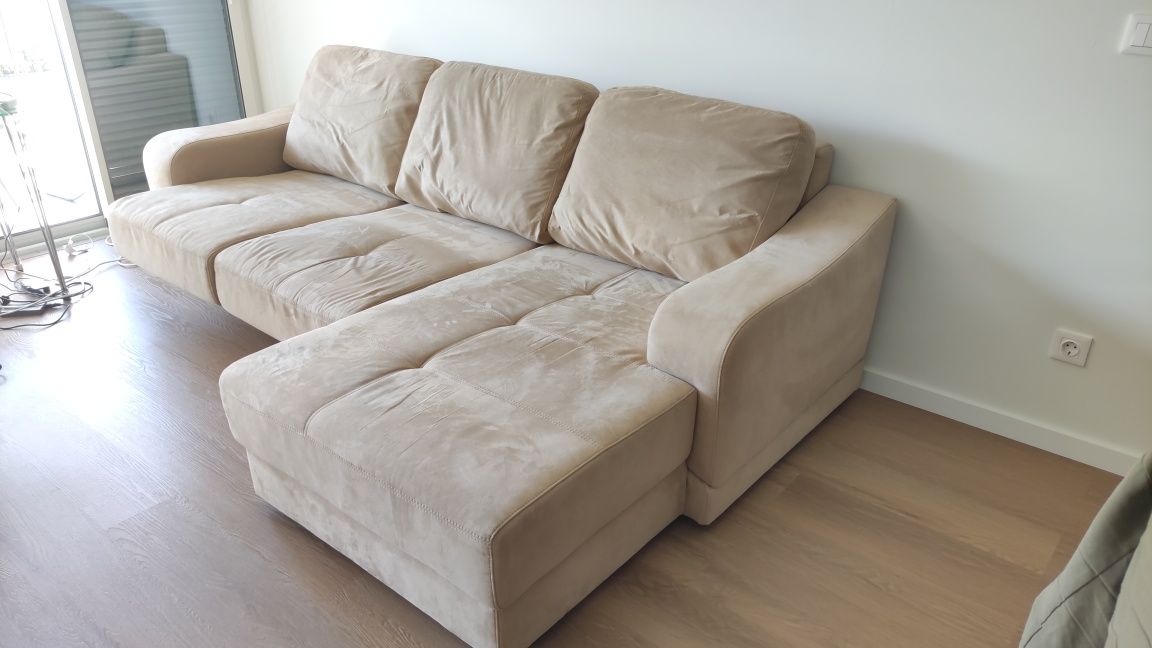 Sofá Bege com Chaise Longue – Extensível e Muito Confortável